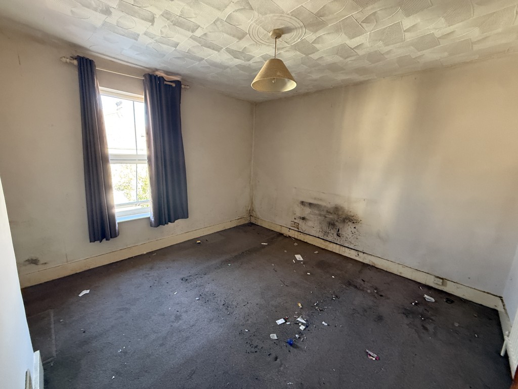 Lot: 87 - HOUSE FOR REFURBISHMENT - Bedroom 1 in House in Need of Refurbishment